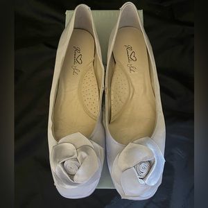 🩶Like NEW sliver satin flat